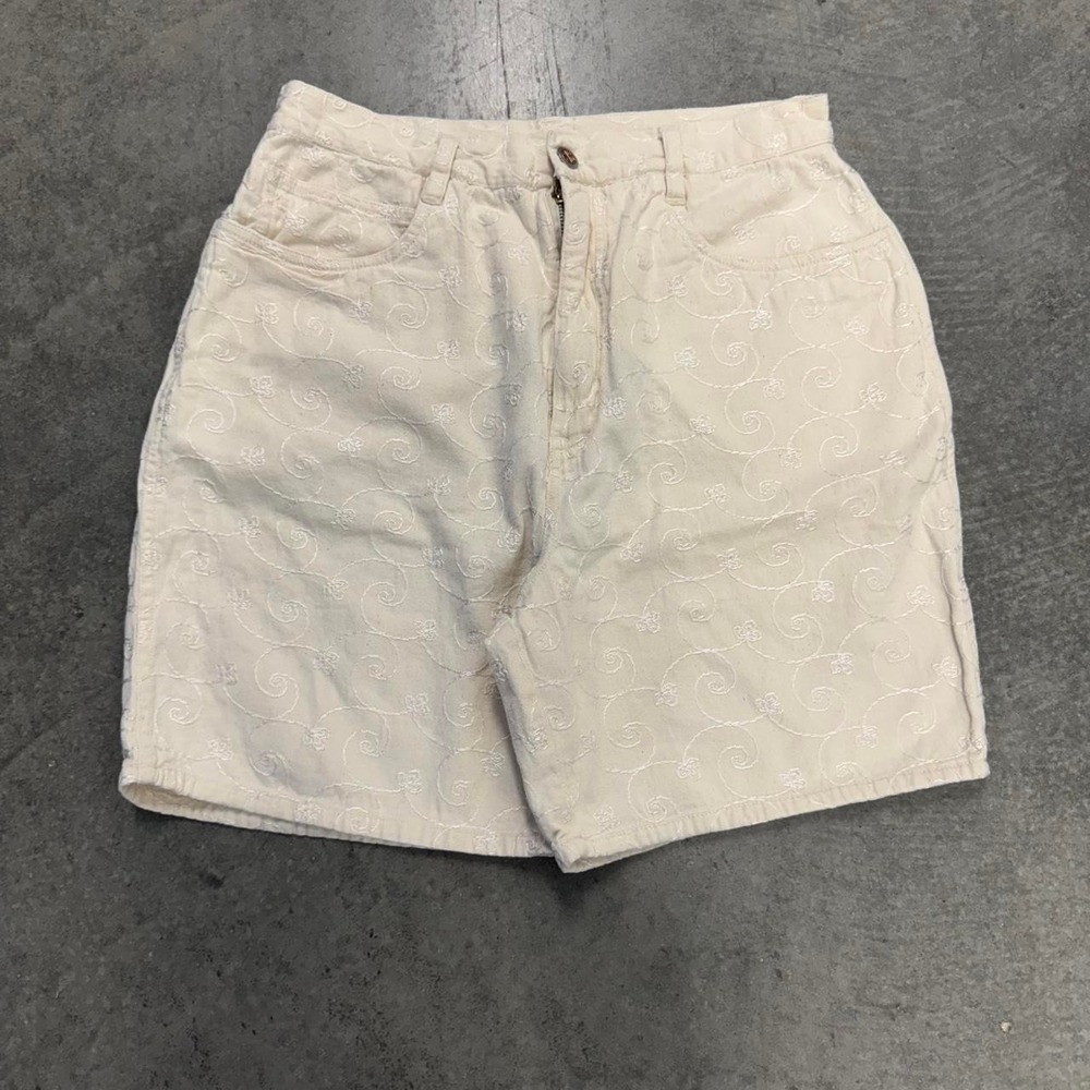 Vintage White Denim Shorts Embroidered Bill Blass Women Swirl Y2K High Rise 29'